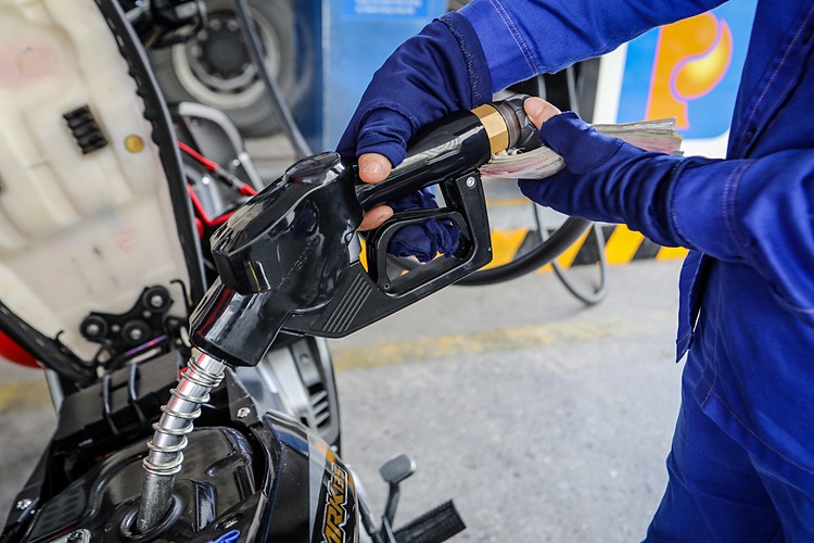 Giá xăng dầu trong nước được điều chỉnh tăng mạnh, dao động đến gần 1.000 đồng mỗi lít. (Nguồn ảnh: 24h.com.vn)